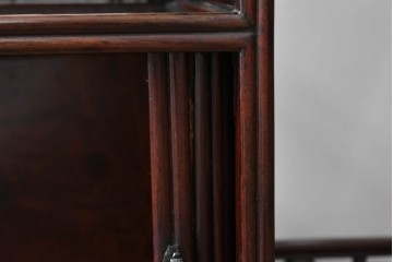 和製ビンテージ　高級品　指物工芸家具　総紫檀(シタン)材　漆塗り　小振りなサイズが使いやすい!!連なる縦桟がスッキリした印象の飾り棚　(R-066231)