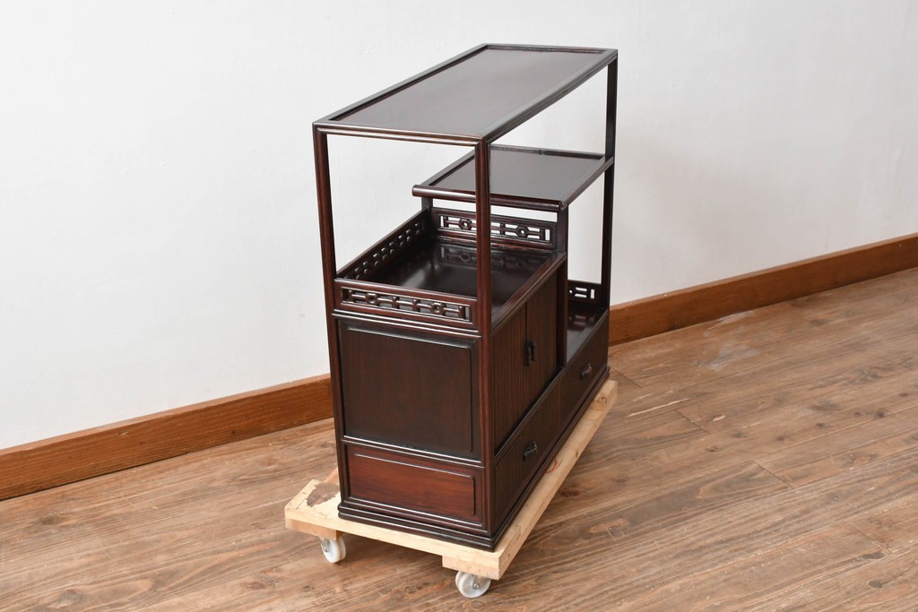 和製ビンテージ　高級品　指物工芸家具　総紫檀(シタン)材　漆塗り　小振りなサイズが使いやすい!!連なる縦桟がスッキリした印象の飾り棚　(R-066231)