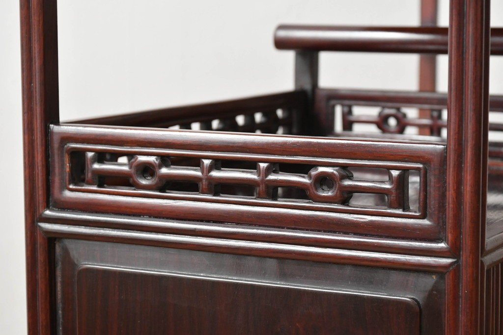 和製ビンテージ　高級品　指物工芸家具　総紫檀(シタン)材　漆塗り　小振りなサイズが使いやすい!!連なる縦桟がスッキリした印象の飾り棚　(R-066231)