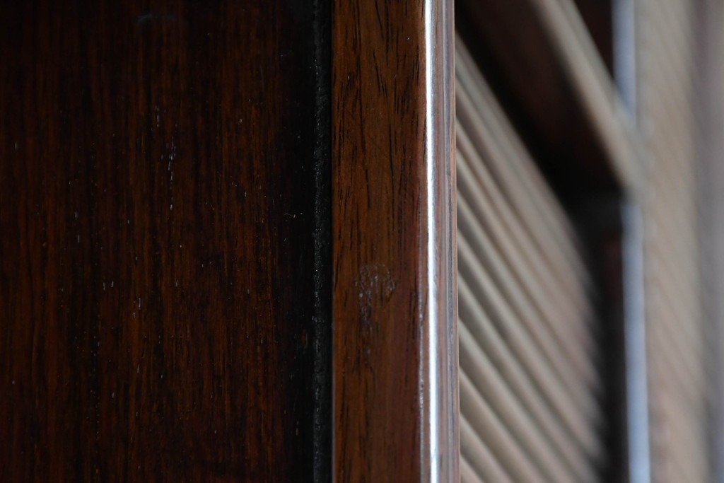 和製ビンテージ　高級品　指物工芸家具　総紫檀(シタン)材　漆塗り　小振りなサイズが使いやすい!!連なる縦桟がスッキリした印象の飾り棚　(R-066231)