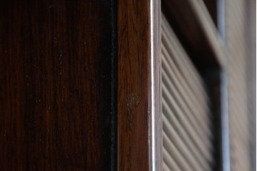 和製ビンテージ　高級品　指物工芸家具　総紫檀(シタン)材　漆塗り　小振りなサイズが使いやすい!!連なる縦桟がスッキリした印象の飾り棚　(R-066231)