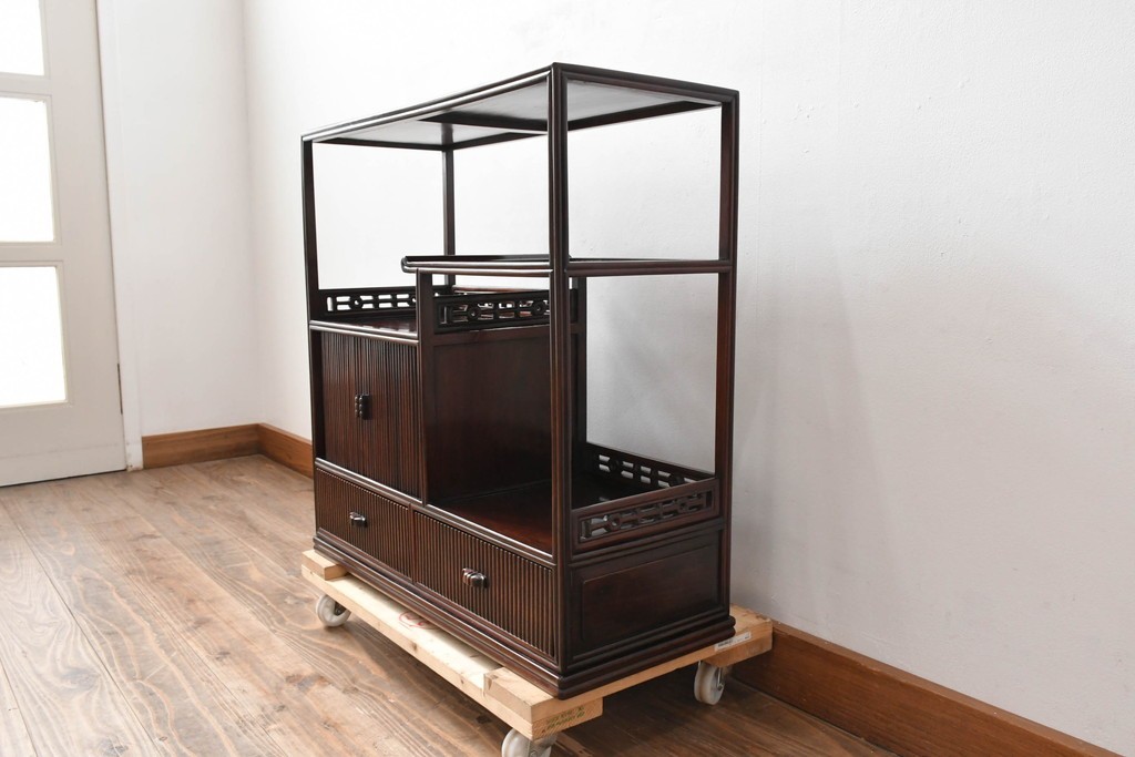 和製ビンテージ　高級品　指物工芸家具　総紫檀(シタン)材　漆塗り　小振りなサイズが使いやすい!!連なる縦桟がスッキリした印象の飾り棚　(R-066231)