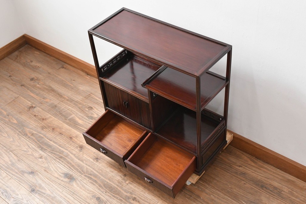 和製ビンテージ　高級品　指物工芸家具　総紫檀(シタン)材　漆塗り　小振りなサイズが使いやすい!!連なる縦桟がスッキリした印象の飾り棚　(R-066231)