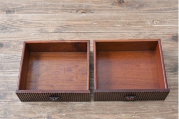 和製ビンテージ　高級品　指物工芸家具　総紫檀(シタン)材　漆塗り　小振りなサイズが使いやすい!!連なる縦桟がスッキリした印象の飾り棚　(R-066231)