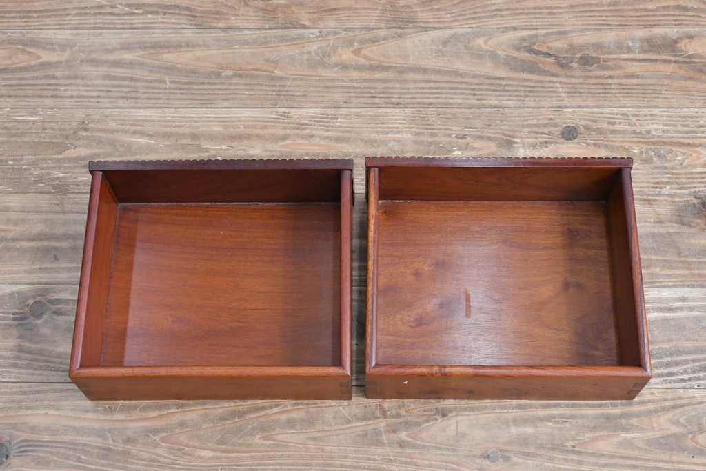 和製ビンテージ　高級品　指物工芸家具　総紫檀(シタン)材　漆塗り　小振りなサイズが使いやすい!!連なる縦桟がスッキリした印象の飾り棚　(R-066231)