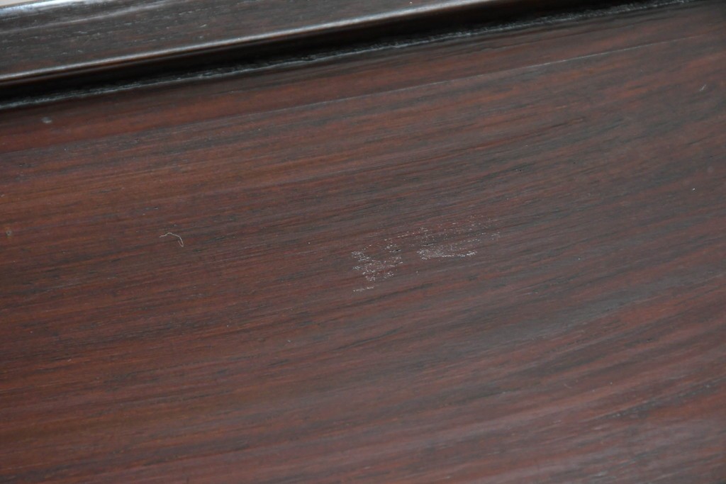 和製ビンテージ　高級品　指物工芸家具　総紫檀(シタン)材　漆塗り　小振りなサイズが使いやすい!!連なる縦桟がスッキリした印象の飾り棚　(R-066231)