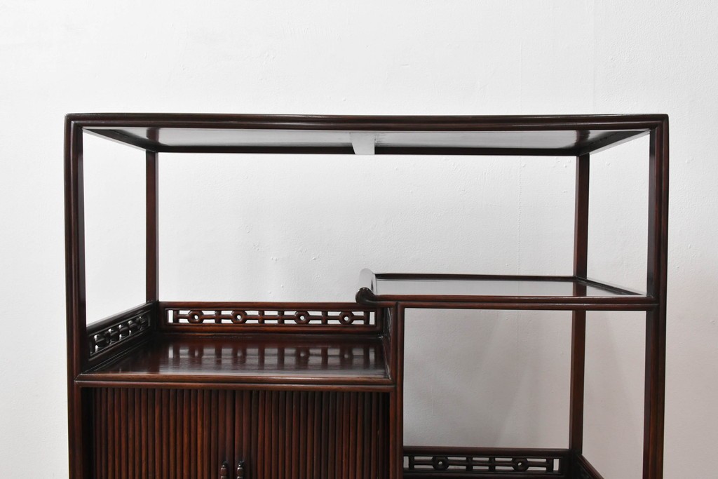 和製ビンテージ　高級品　指物工芸家具　総紫檀(シタン)材　漆塗り　小振りなサイズが使いやすい!!連なる縦桟がスッキリした印象の飾り棚　(R-066231)