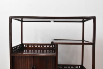 和製ビンテージ　高級品　指物工芸家具　総紫檀(シタン)材　漆塗り　小振りなサイズが使いやすい!!連なる縦桟がスッキリした印象の飾り棚　(R-066231)