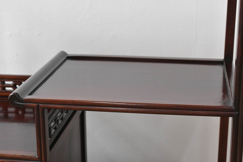 和製ビンテージ　高級品　指物工芸家具　総紫檀(シタン)材　漆塗り　小振りなサイズが使いやすい!!連なる縦桟がスッキリした印象の飾り棚　(R-066231)