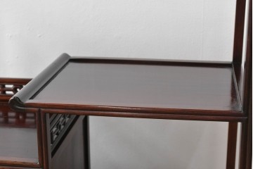 和製ビンテージ　高級品　指物工芸家具　総紫檀(シタン)材　漆塗り　小振りなサイズが使いやすい!!連なる縦桟がスッキリした印象の飾り棚　(R-066231)