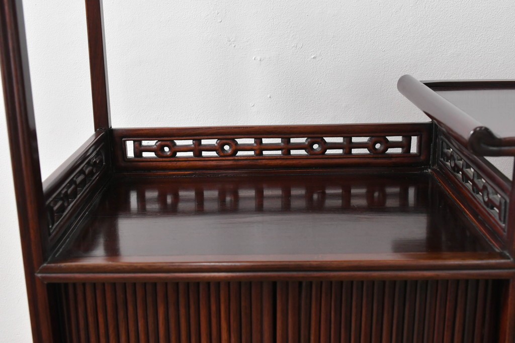 和製ビンテージ　高級品　指物工芸家具　総紫檀(シタン)材　漆塗り　小振りなサイズが使いやすい!!連なる縦桟がスッキリした印象の飾り棚　(R-066231)