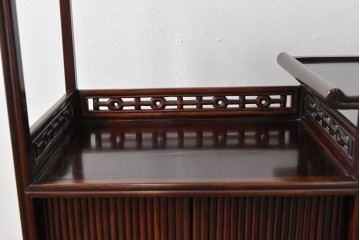 和製ビンテージ　高級品　指物工芸家具　総紫檀(シタン)材　漆塗り　小振りなサイズが使いやすい!!連なる縦桟がスッキリした印象の飾り棚　(R-066231)