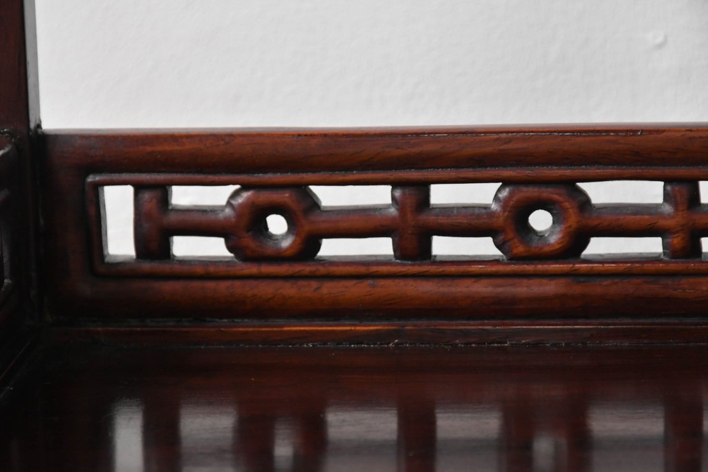 和製ビンテージ　高級品　指物工芸家具　総紫檀(シタン)材　漆塗り　小振りなサイズが使いやすい!!連なる縦桟がスッキリした印象の飾り棚　(R-066231)