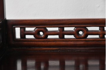 和製ビンテージ　高級品　指物工芸家具　総紫檀(シタン)材　漆塗り　小振りなサイズが使いやすい!!連なる縦桟がスッキリした印象の飾り棚　(R-066231)