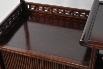 和製ビンテージ　高級品　指物工芸家具　総紫檀(シタン)材　漆塗り　小振りなサイズが使いやすい!!連なる縦桟がスッキリした印象の飾り棚　(R-066231)