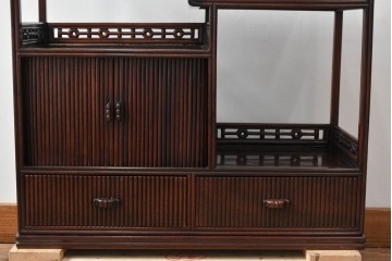 和製ビンテージ　高級品　指物工芸家具　総紫檀(シタン)材　漆塗り　小振りなサイズが使いやすい!!連なる縦桟がスッキリした印象の飾り棚　(R-066231)