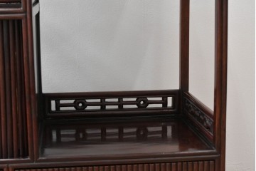 和製ビンテージ　高級品　指物工芸家具　総紫檀(シタン)材　漆塗り　小振りなサイズが使いやすい!!連なる縦桟がスッキリした印象の飾り棚　(R-066231)