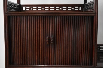 和製ビンテージ　高級品　指物工芸家具　総紫檀(シタン)材　漆塗り　小振りなサイズが使いやすい!!連なる縦桟がスッキリした印象の飾り棚　(R-066231)