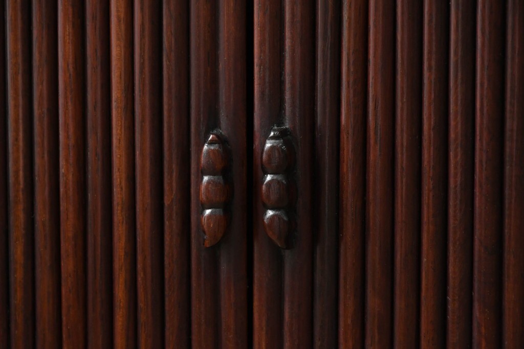 和製ビンテージ　高級品　指物工芸家具　総紫檀(シタン)材　漆塗り　小振りなサイズが使いやすい!!連なる縦桟がスッキリした印象の飾り棚　(R-066231)