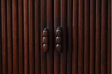 和製ビンテージ　高級品　指物工芸家具　総紫檀(シタン)材　漆塗り　小振りなサイズが使いやすい!!連なる縦桟がスッキリした印象の飾り棚　(R-066231)