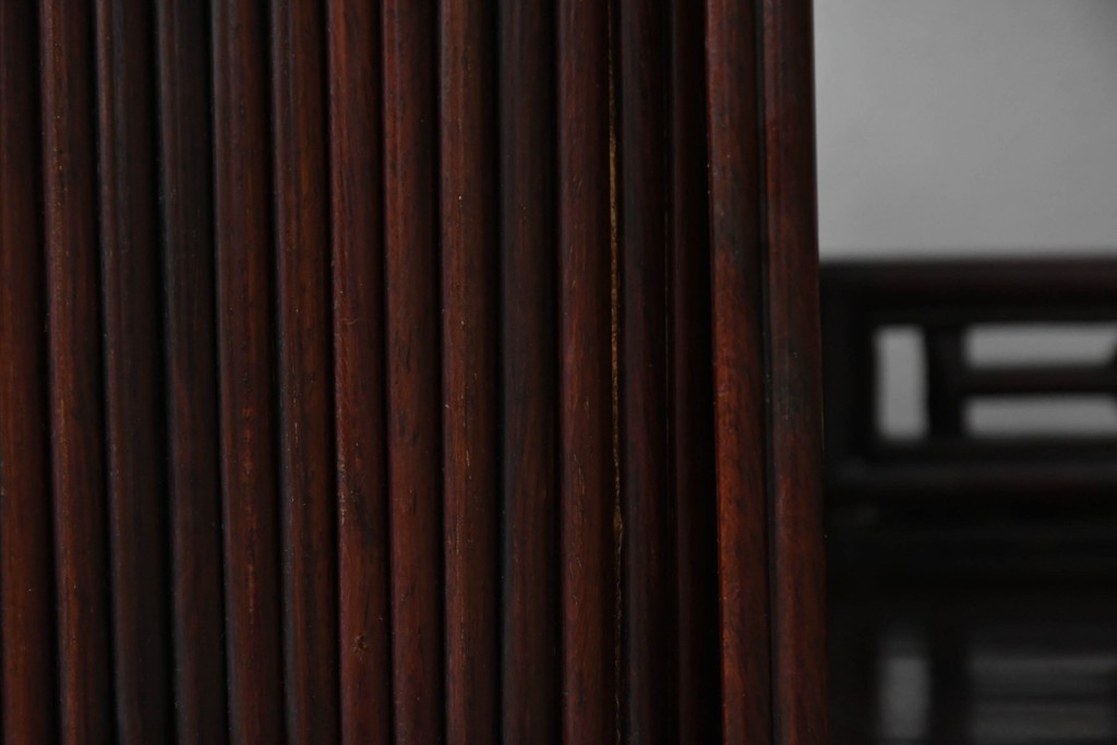 和製ビンテージ　高級品　指物工芸家具　総紫檀(シタン)材　漆塗り　小振りなサイズが使いやすい!!連なる縦桟がスッキリした印象の飾り棚　(R-066231)