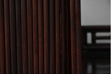 和製ビンテージ　高級品　指物工芸家具　総紫檀(シタン)材　漆塗り　小振りなサイズが使いやすい!!連なる縦桟がスッキリした印象の飾り棚　(R-066231)