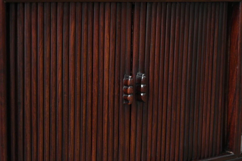 和製ビンテージ　高級品　指物工芸家具　総紫檀(シタン)材　漆塗り　小振りなサイズが使いやすい!!連なる縦桟がスッキリした印象の飾り棚　(R-066231)