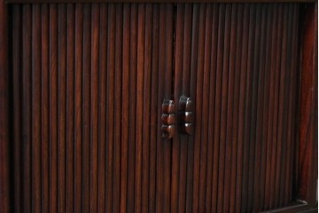 和製ビンテージ　高級品　指物工芸家具　総紫檀(シタン)材　漆塗り　小振りなサイズが使いやすい!!連なる縦桟がスッキリした印象の飾り棚　(R-066231)