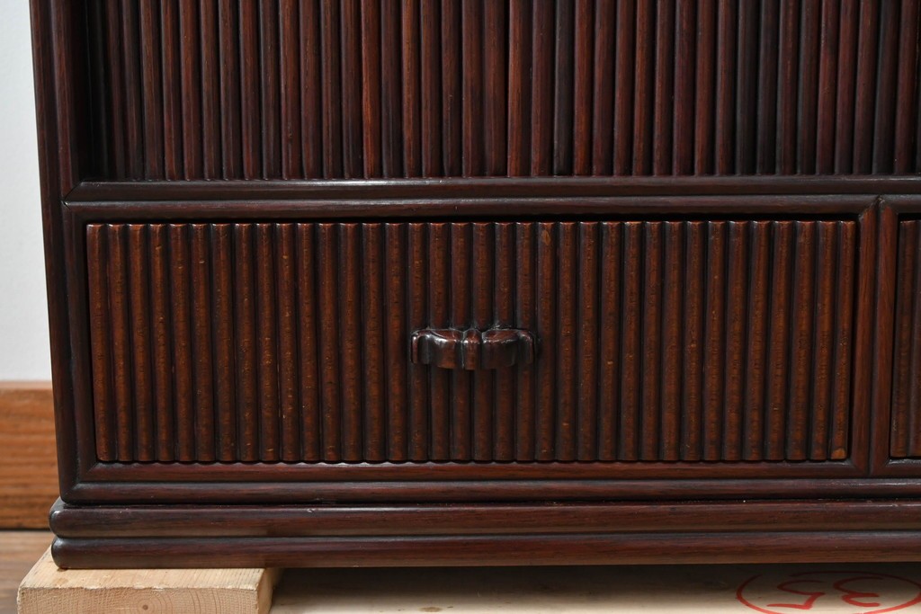 和製ビンテージ　高級品　指物工芸家具　総紫檀(シタン)材　漆塗り　小振りなサイズが使いやすい!!連なる縦桟がスッキリした印象の飾り棚　(R-066231)