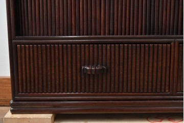 和製ビンテージ　高級品　指物工芸家具　総紫檀(シタン)材　漆塗り　小振りなサイズが使いやすい!!連なる縦桟がスッキリした印象の飾り棚　(R-066231)