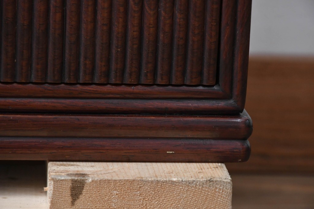 和製ビンテージ　高級品　指物工芸家具　総紫檀(シタン)材　漆塗り　小振りなサイズが使いやすい!!連なる縦桟がスッキリした印象の飾り棚　(R-066231)