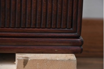 和製ビンテージ　高級品　指物工芸家具　総紫檀(シタン)材　漆塗り　小振りなサイズが使いやすい!!連なる縦桟がスッキリした印象の飾り棚　(R-066231)