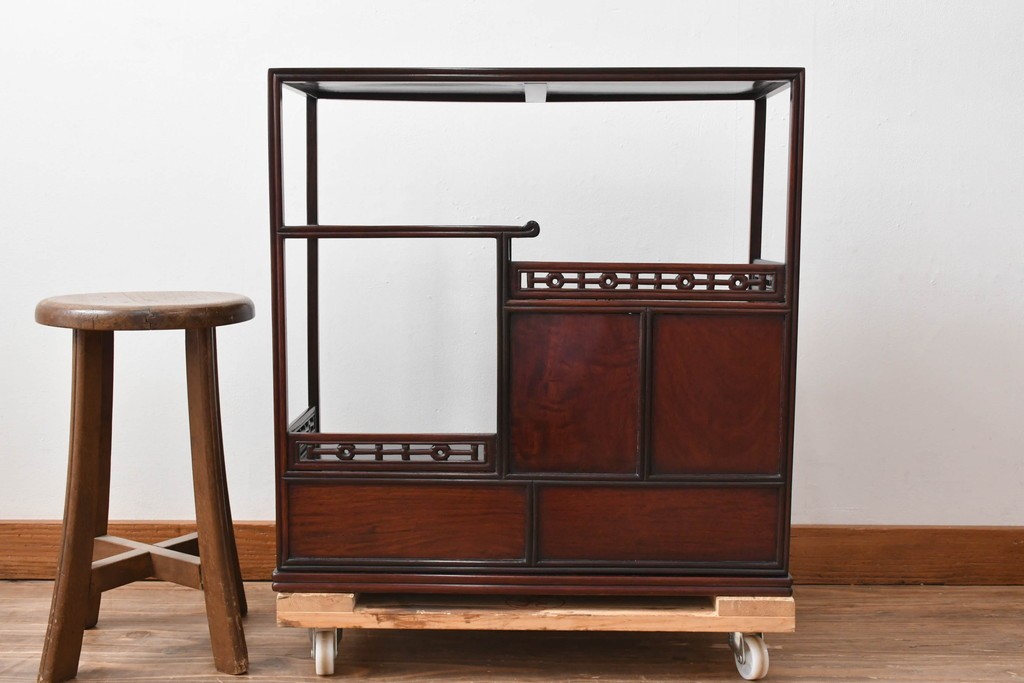 和製ビンテージ　高級品　指物工芸家具　総紫檀(シタン)材　漆塗り　小振りなサイズが使いやすい!!連なる縦桟がスッキリした印象の飾り棚　(R-066231)