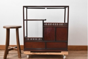 和製ビンテージ　高級品　指物工芸家具　総紫檀(シタン)材　漆塗り　小振りなサイズが使いやすい!!連なる縦桟がスッキリした印象の飾り棚　(R-066231)