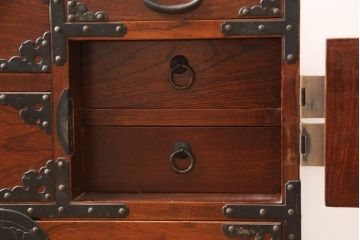 和製ビンテージ　三方欅(ケヤキ)材　上品な和の雰囲気が高まる蝶金具の米沢小箪笥(米沢箪笥、引き出し、卓上収納、小物収納、収納タンス、ヴィンテージ)(R-066232)
