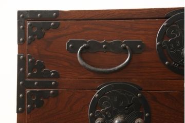 和製ビンテージ　三方欅(ケヤキ)材　上品な和の雰囲気が高まる蝶金具の米沢小箪笥(米沢箪笥、引き出し、卓上収納、小物収納、収納タンス、ヴィンテージ)(R-066232)