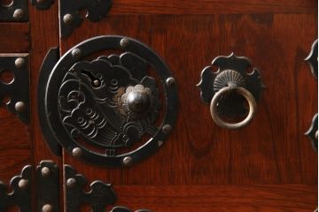 和製ビンテージ　三方欅(ケヤキ)材　上品な和の雰囲気が高まる蝶金具の米沢小箪笥(米沢箪笥、引き出し、卓上収納、小物収納、収納タンス、ヴィンテージ)(R-066232)