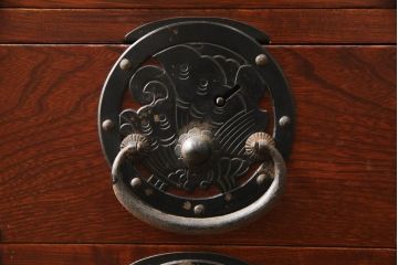 和製ビンテージ　三方欅(ケヤキ)材　上品な和の雰囲気が高まる蝶金具の米沢小箪笥(米沢箪笥、引き出し、卓上収納、小物収納、収納タンス、ヴィンテージ)(R-066232)