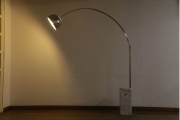 中古　イタリア　FLOS(フロス)社　ARCO(アルコ)　大理石とステンレスの組み合わせがスタイリッシュでかっこいいフロアランプ(フロアスタンド、スタンドライト、フロア照明、アルコランプ)(定価約35万円)(R-066238)