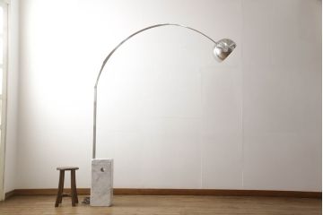 中古　イタリア　FLOS(フロス)社　ARCO(アルコ)　大理石とステンレスの組み合わせがスタイリッシュでかっこいいフロアランプ(フロアスタンド、スタンドライト、フロア照明、アルコランプ)(定価約35万円)(R-066238)