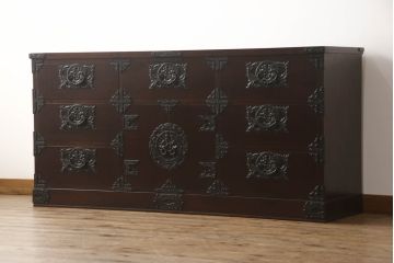 中古　岩谷堂箪笥　桜木作　上品なデザインの黒金具が美しいローチェスト(ローボード、サイドボード、リビングボード、テレビ台、テレビボード、引き出し、和箪笥、収納タンス)(R-066239)