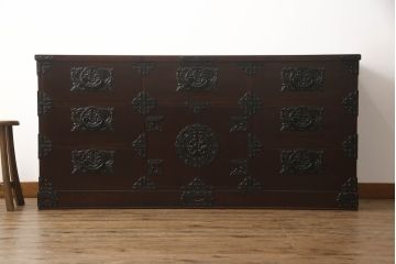 中古　岩谷堂箪笥　桜木作　上品なデザインの黒金具が美しいローチェスト(ローボード、サイドボード、リビングボード、テレビ台、テレビボード、引き出し、和箪笥、収納タンス)(R-066239)