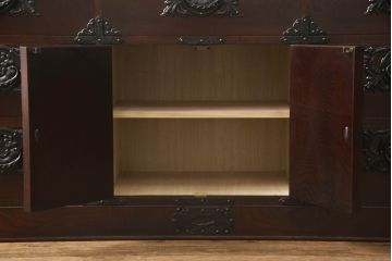 中古　岩谷堂箪笥　桜木作　上品なデザインの黒金具が美しいローチェスト(ローボード、サイドボード、リビングボード、テレビ台、テレビボード、引き出し、和箪笥、収納タンス)(R-066239)
