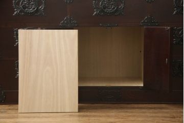 中古　岩谷堂箪笥　桜木作　上品なデザインの黒金具が美しいローチェスト(ローボード、サイドボード、リビングボード、テレビ台、テレビボード、引き出し、和箪笥、収納タンス)(R-066239)