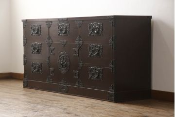 中古　岩谷堂箪笥　桜木作　上品なデザインの黒金具が美しいローチェスト(ローボード、サイドボード、リビングボード、テレビ台、テレビボード、引き出し、和箪笥、収納タンス)(R-066239)