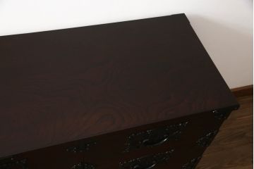中古　岩谷堂箪笥　桜木作　上品なデザインの黒金具が美しいローチェスト(ローボード、サイドボード、リビングボード、テレビ台、テレビボード、引き出し、和箪笥、収納タンス)(R-066239)