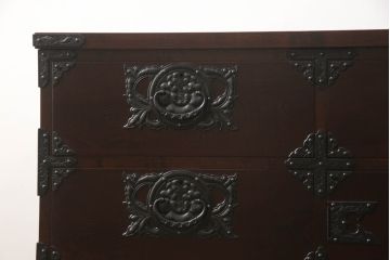 中古　岩谷堂箪笥　桜木作　上品なデザインの黒金具が美しいローチェスト(ローボード、サイドボード、リビングボード、テレビ台、テレビボード、引き出し、和箪笥、収納タンス)(R-066239)