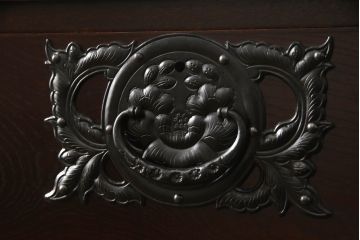 中古　岩谷堂箪笥　桜木作　上品なデザインの黒金具が美しいローチェスト(ローボード、サイドボード、リビングボード、テレビ台、テレビボード、引き出し、和箪笥、収納タンス)(R-066239)