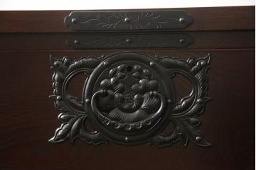 中古　岩谷堂箪笥　桜木作　上品なデザインの黒金具が美しいローチェスト(ローボード、サイドボード、リビングボード、テレビ台、テレビボード、引き出し、和箪笥、収納タンス)(R-066239)