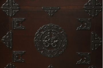 中古　岩谷堂箪笥　桜木作　上品なデザインの黒金具が美しいローチェスト(ローボード、サイドボード、リビングボード、テレビ台、テレビボード、引き出し、和箪笥、収納タンス)(R-066239)